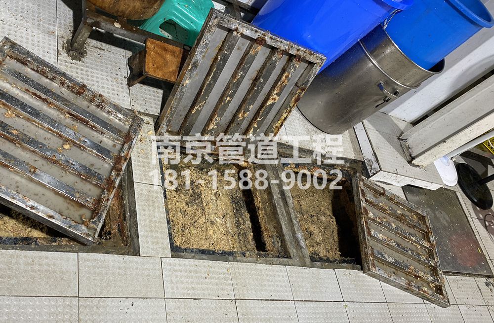 278三官村城管中队食堂隔油池清理