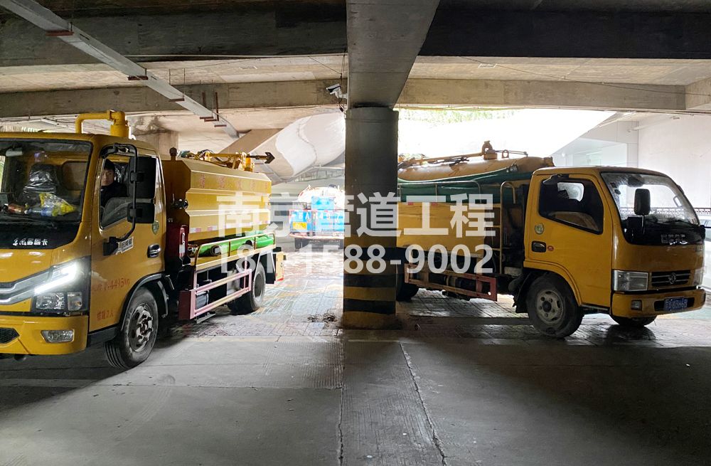 三官村商场地下室化粪池清理