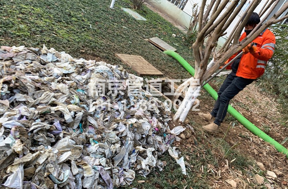 三官村化粪池垃圾清理