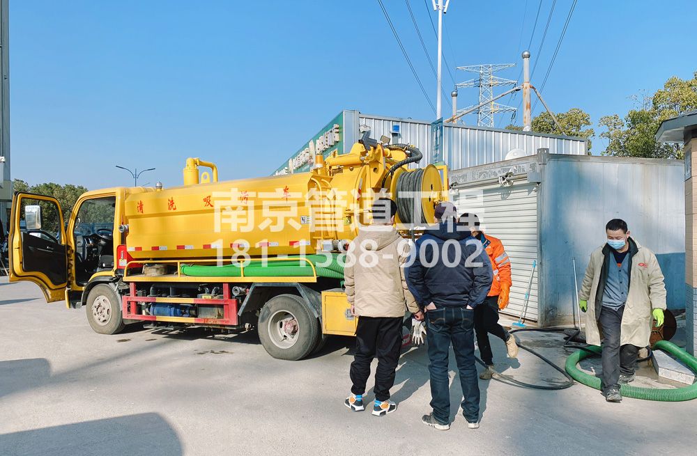 三官村粮油市场化粪池清理