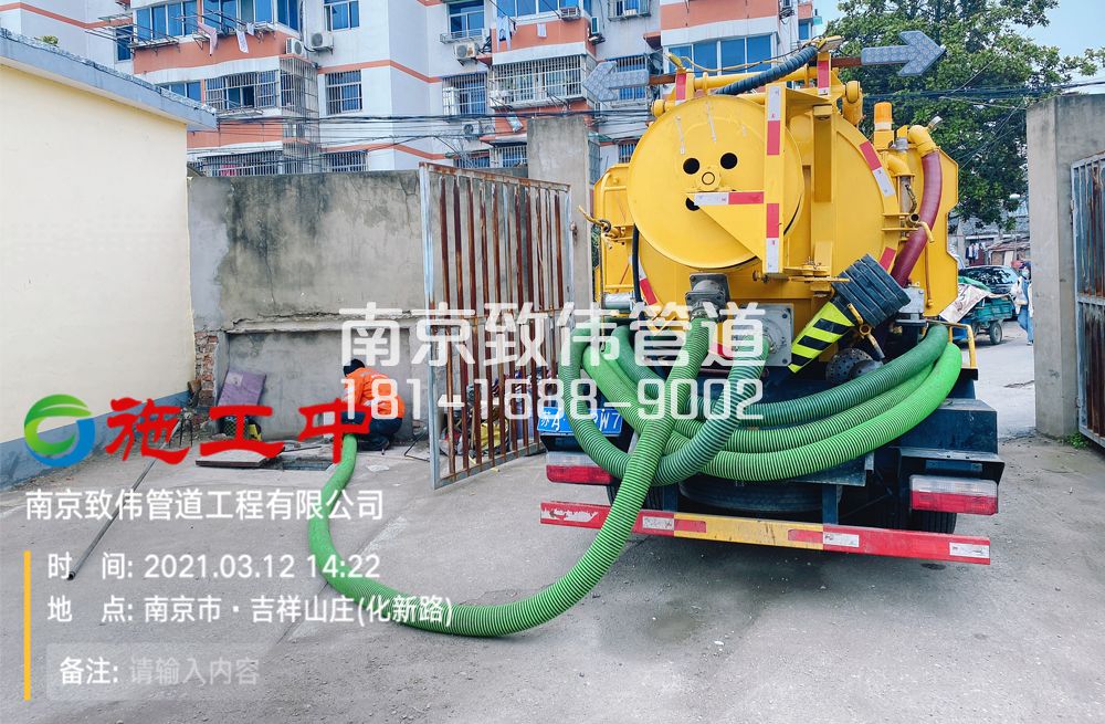 三官村公厕化粪池清理